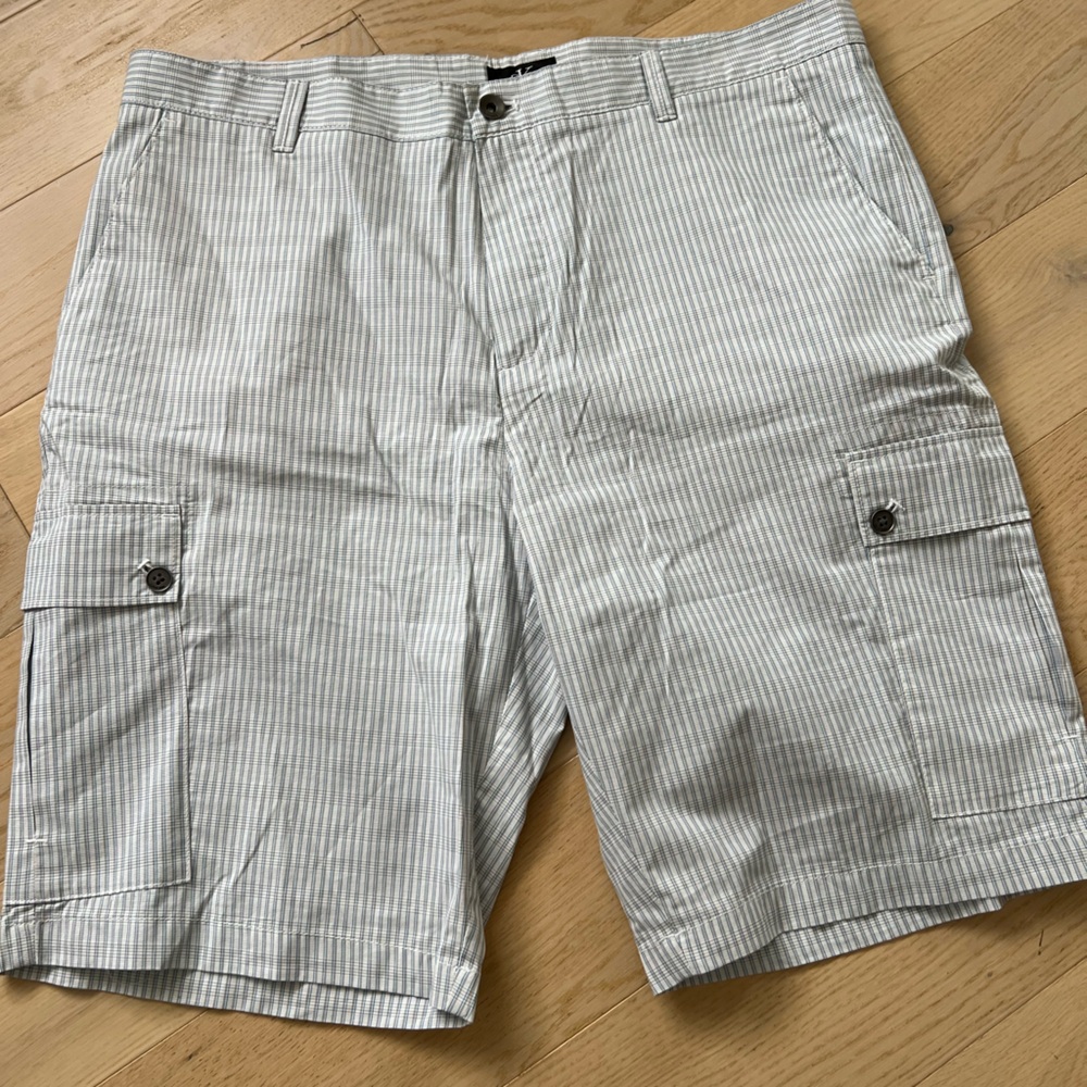 Mens size 38 Calvin Klein cargo short. New without tags